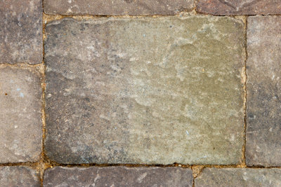 Bei Terrassensanierung einen Steinteppich verlegen