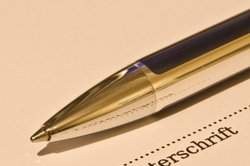 Notar muss GmbH-Gründungsvertrag Unterschreiben und Siegeln